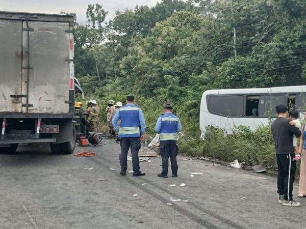 Camión y bus involucrados en el accidente de tránsito.