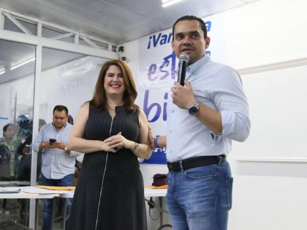 Cossette López durante la entrega de credenciales a diputados electos del Partido Nacional.