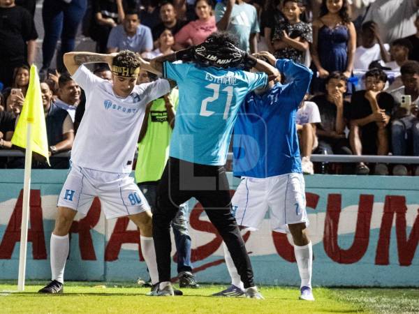 João Ferreira, Estenfor y Supremo calentando con un sensual baile para hacer su ingreso simultáneo al partido de tiktokers.
