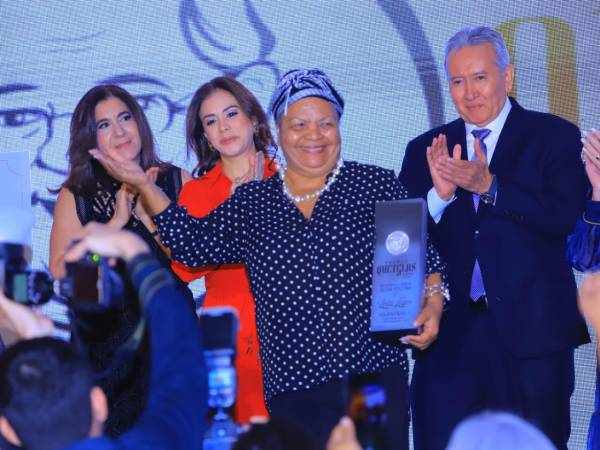 Zoila Lagos, directora de la Asociación Apomuh al momento de recibir el Premio Quetglas 2025