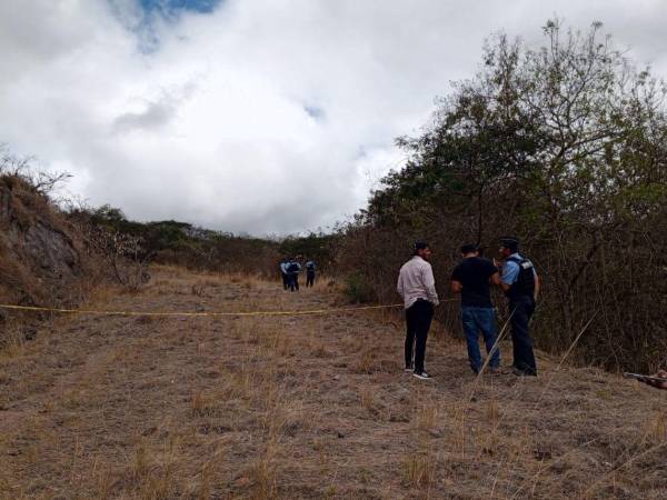 Agentes policiales acordonaron el sitio en el que fue hallado sin vida el joven.