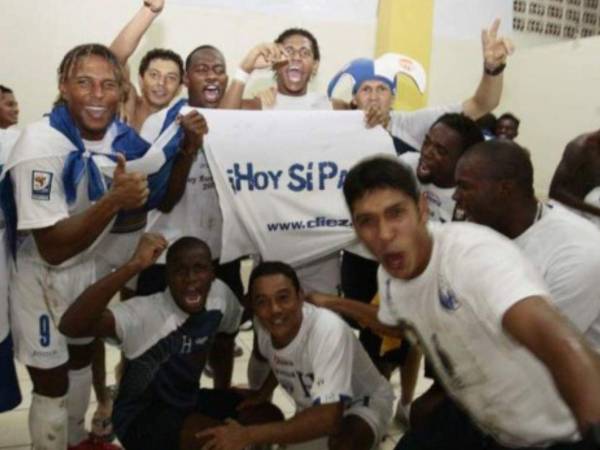 El 14 de octubre del 2009, la Selección Nacional de Honduras firmó el pase al Mundial de Sudáfrica 2010. Hoy repasamos qué ha sido de este recordado equipo que formó Reinaldo Rueda. Casi todos militaban en el extranjero. Honduras solo ha asistido a tres mundiales: España 82, Sudáfrica 2010 y Brasil 2014.