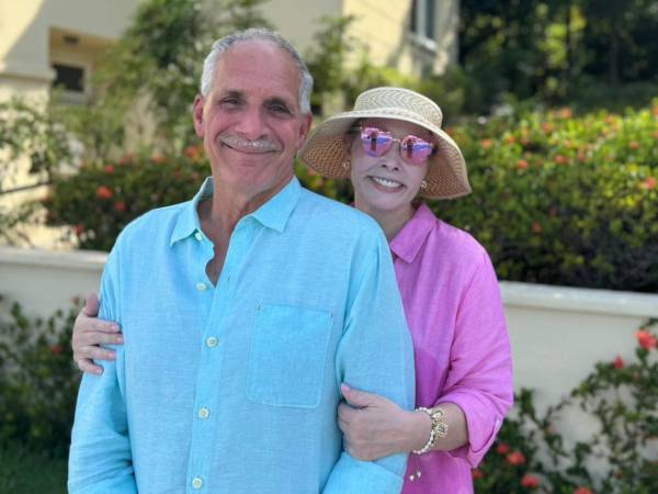 Nasry Asfura y Lissette del Cid han procreado tres hijas en sus cuarenta años de casados. El propio Asfura reveló recientemente que se conocieron el 24 de noviembre de 1984.