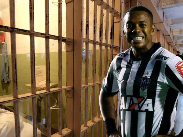 El famoso exfutbolista brasileño Robinho ha impactado con sus declaraciones sobre el estilo de vida que lleva en prisión.