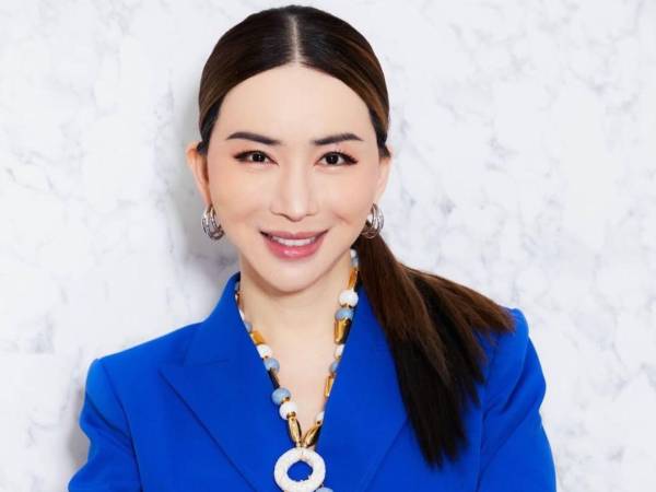 La renuncia de Anne Jakrajutatip se produce tras una investigación de la Oficina de la Comisión de Bolsa y Valores de Tailandia, que acusa de incluir declaraciones falsas y de no mantener registros contables y estados financieros completos, precisos y veraces.