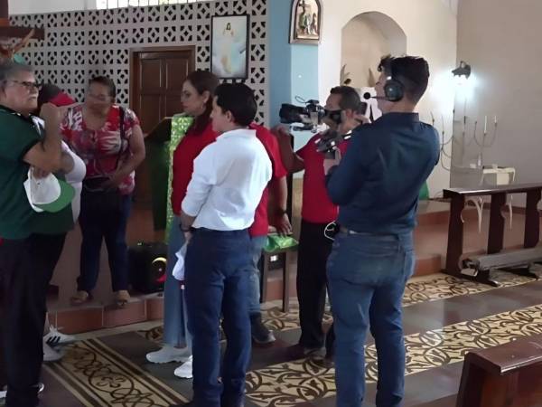 Rixi Moncada en la parroquia Santa Cruz en Amapala.