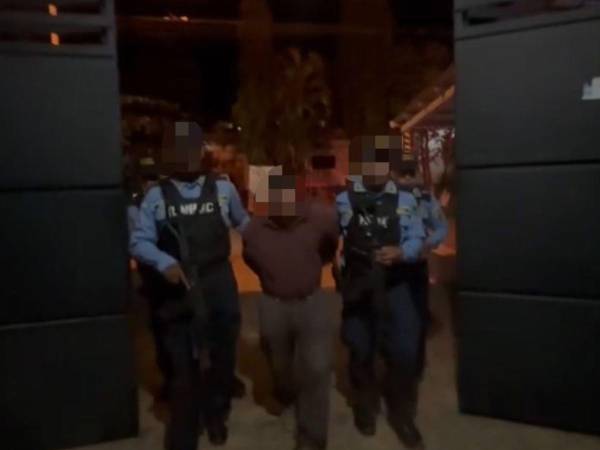 Siendo trasladado y presentado por miembros de la Policía en el occidente.