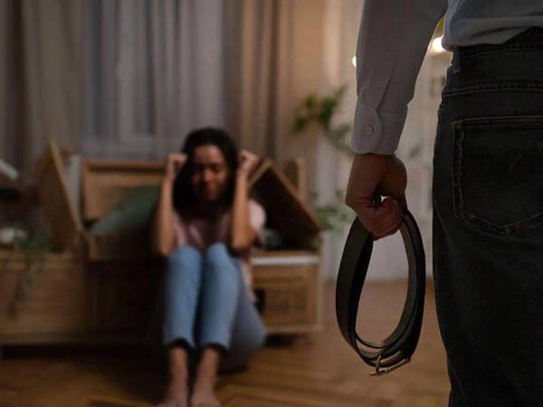 Solo en San Pedro Sula, la Policía Nacional recibe en promedio 25 llamadas mensuales por violencia doméstica y maltrato familiar. Aquí le contamos cuál es la línea directa para pedir ayuda.