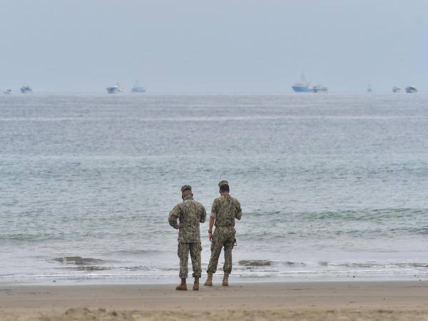 Integrantes de la Armada de Ecuador vigilan la playa El Murciélago este miércoles 30 de julio de 2025 en Manta. EFE