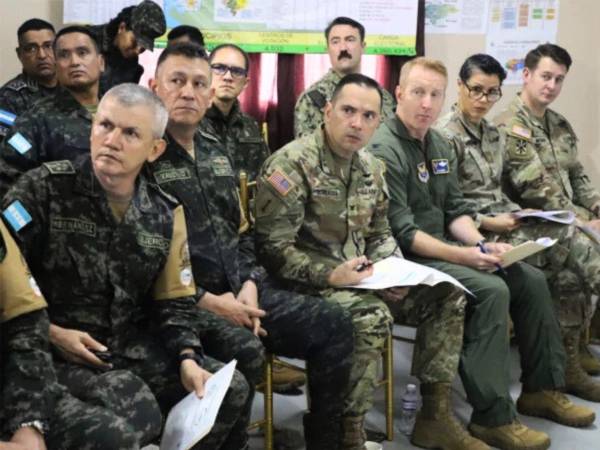 Hernández y los agregados militares de Estados Unidos, Brasil y Nicaragua durante la exposición.
