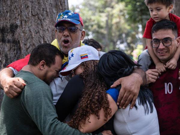 Migrantes se congregaron frente a la embajada de su país en Perú, donde expresaron su emoción con banderas, lágrimas y abrazos tras conocer la noticia de la captura del líder chavista, Nicolás Maduro.