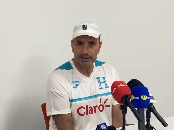 José Francisco Molina atendió este martes a los medios de comunicación que ya están en España.