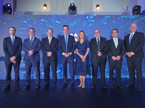 Ejecutivos de Grupo Financiero BSC presentes en la celebración del décimo aniversario, evento realizado en San Salvador.