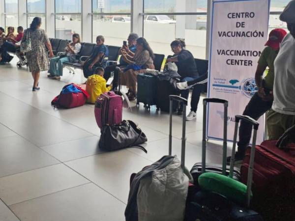 Autoridades sanitarias han establecido puntos de vacunación en los aeropuertos de Honduras.