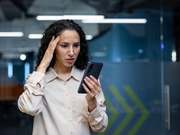 Las generaciones que han crecido con dispositivos desde la adolescencia se convierten así en las primeras en experimentar un envejecimiento condicionado por hábitos digitales.