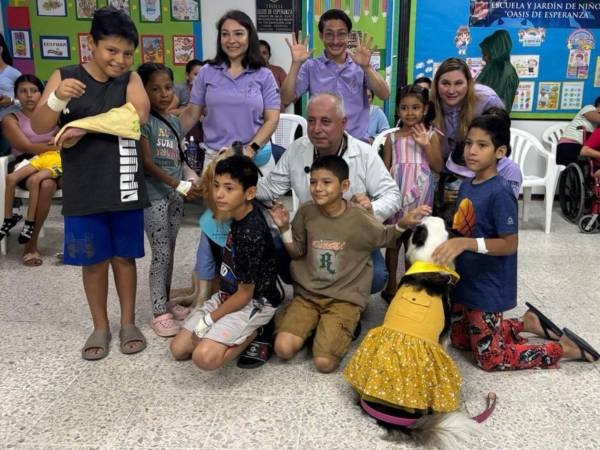 Pacientes y personal médico disfrutan de la visita del programa Dogtors al hospital Mario Catarino Rivas.