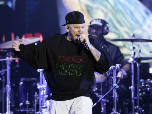 El cantante puertorriqueño Residente se presenta en un concierto gratuito ante miles de personas en el Zócalo este sábado, en Ciudad de México (México).