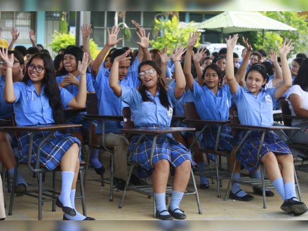 La alegría y el entusiasmo de los estudiantes marcaron la tercera visita de Mente Sana al Centro de Educación Básica y Media Soledad Fernández.