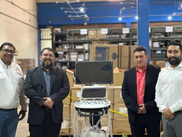Los 17 ultrasonidos, que forman parte del primer lote de equipo médico, fueron entregados a los comisionados.