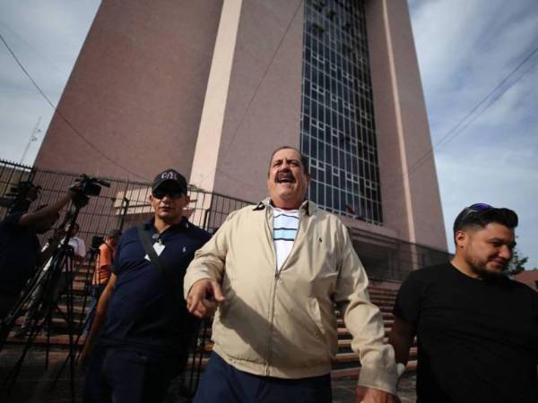 Carlos Zelaya saliendo de dar de su declaraciones en el Ministerio Público.
