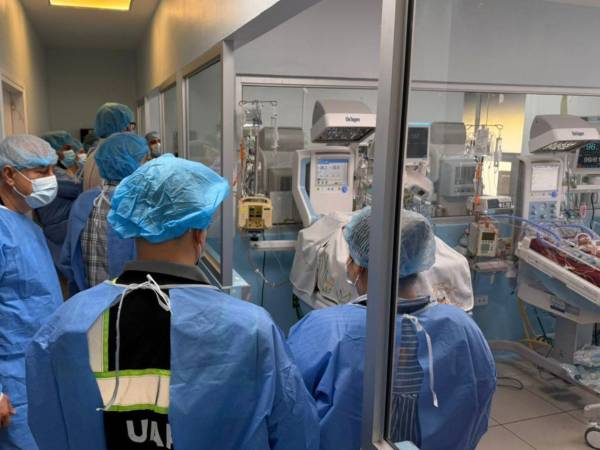 Representantes del Banco Mundial, la Secretaría de Salud y el hospital realizan recorrido por una de las salas de neonatos.