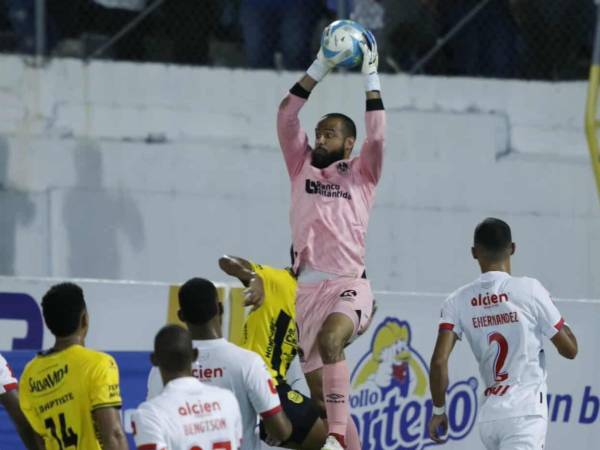 Edrick Menjívar fue el portero titular del Olimpia en el duelo ante Real España.