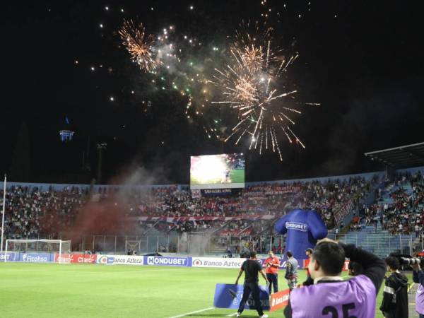 La barra del Olimpia puso el ambiente al momento del ingreso por parte de los albos.