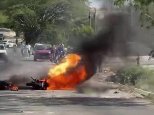 Dos motociclistas perdieron la vida tras impactar entre sí cerca del desvío hacia Cane, en la carretera que conduce a Marcala, La Paz. Hasta el momento se desconoce la identidad de ambos hombres.