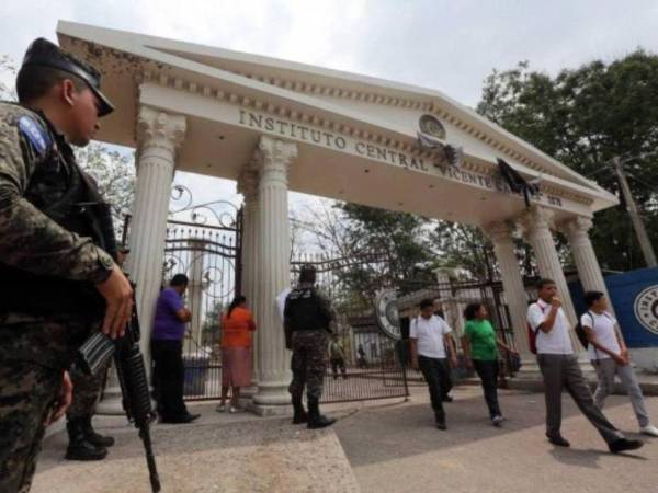 La Policía dando resguardo afuera de un colegio capitalino.