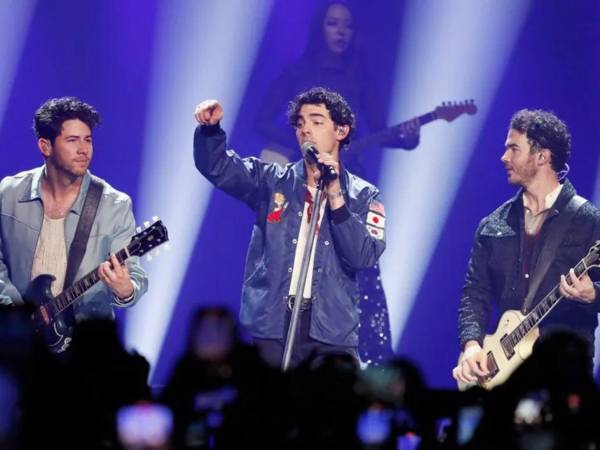 Los Jonas Brothers —Nick Jonas, Joe Jonas y Kevin Jonas—, uno de los grupos más exitosos del siglo XXI, han vendido más de 20 millones de álbumes.