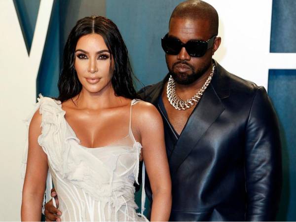 Fotografía de archivo donde se ve a Kim Kardashian (i) posando junto al rapero estadounidense Kanye West.