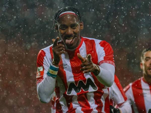 Bryan Róchez celebrando su gol con el Leixoes en la segunda division de Portugal.