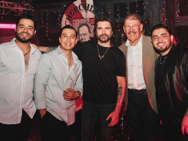 Fotografía cedida por Vesper Public Relations donde aparece el cantante colombiano Juanes junto a los integrantes de la Arrolladora Banda El Limón.