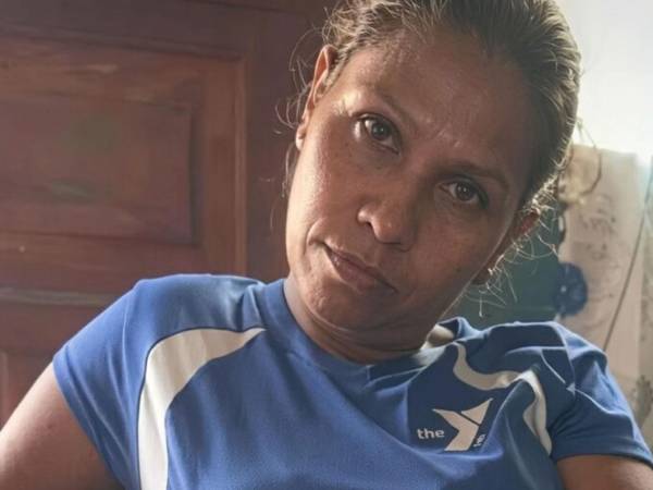 <b>Deysi Pineda Bueso, de 49 años. Fotografía tomada de <a rel=nofollow href=https://www.facebook.com/occidente.aldiatv?__cft__[0]=AZZXAp53k9kC9m_Cs5UpJMkoRrpA_YlD_VaKs6_pBNtsbvDlFYsa21VEWer3wUX0CJmsLfkvKjyY9S9R5t3A-Fd3l-O8VcTU_QLjgXMhqt0yrqTJbX5EdoMx8nJhAH3GR8hUyTTauNa7Lk_Ak9ZhHfkOMhmFu_xIoY3eTDb3LL4Xog6IPDhnaSlwbyTH9Go10r10uVk8l1NH678mYD7Az4p4&amp;__tn__=%2Cd-UC%2CP-R>Occidente AlDíaTV</a>.</b>