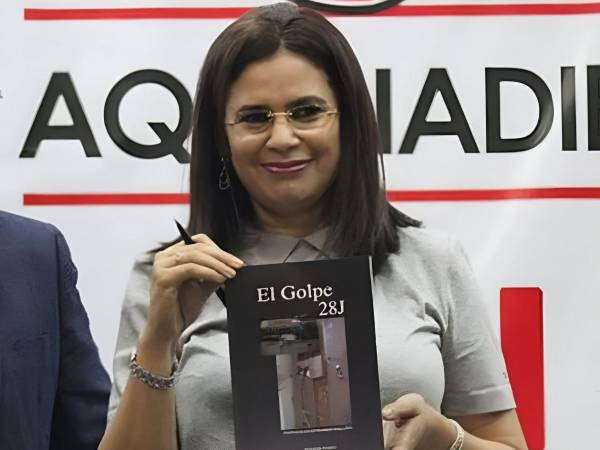 Rixi Moncada con el libro escrito por José Manuel Zelaya Rosales.