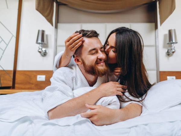 El efecto de una comunicación sexual de calidad trasciende el dormitorio. Según los estudios citados, una pareja que dialoga sobre su vida íntima experimenta mayor estabilidad emocional, mejor comprensión cotidiana y un sentido de bienestar general más robusto.