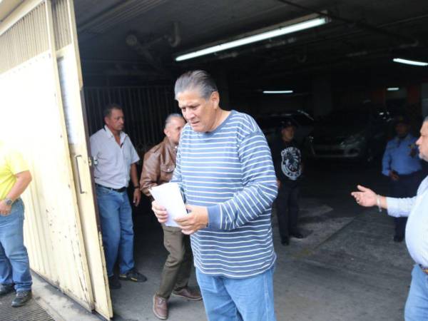 Esdras Amado López cuando salía de los juzgados el 26 de marzo con medidas cautelares.