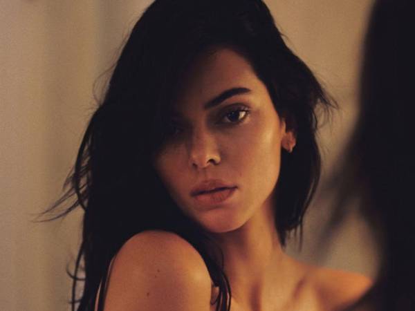 Kendall Jenner volvió a ser noticia y esta vez fue por su insuperable belleza. La reconocida modela subió unas fotos a su cuenta de Instagram donde literalmente dejó sin aliento a sus seguidores y se ganó una ola de comentarios positivos sobre su cuerpo y unas imágenes que confirman el talento que tiene para posar tras una cámara.