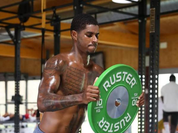 Prensa española destapa curiosa petición de Marcus Rashford a su nuevo equipo Barcelona y el problema que se armó en el cuadro culé tras su llegada.