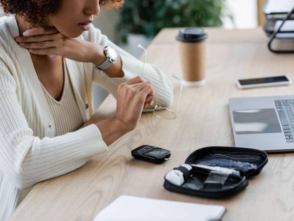 La diabetes, una patología crónica, afecta a la capacidad del cuerpo para regular el nivel de glucosa en sangre. Con el paso del tiempo, este exceso de glucosa puede dañar los vasos sanguíneos de la retina —la capa sensible a la luz situada en la parte posterior del ojo— y provocar alteraciones como la retinopatía diabética.