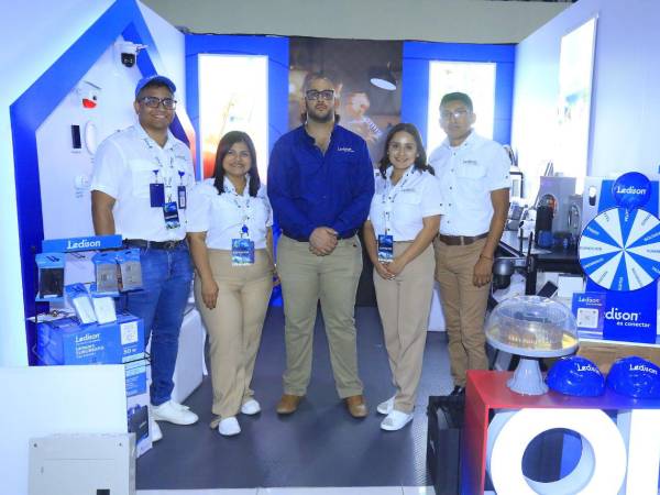 Stand de Ledison durante la feria, donde cientos de visitantes conocieron de cerca las soluciones eléctricas y de iluminación de alta eficiencia energética.