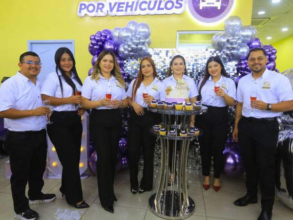 Ejecutivos y colaboradores brindan por el décimo aniversario de Presta Auto.