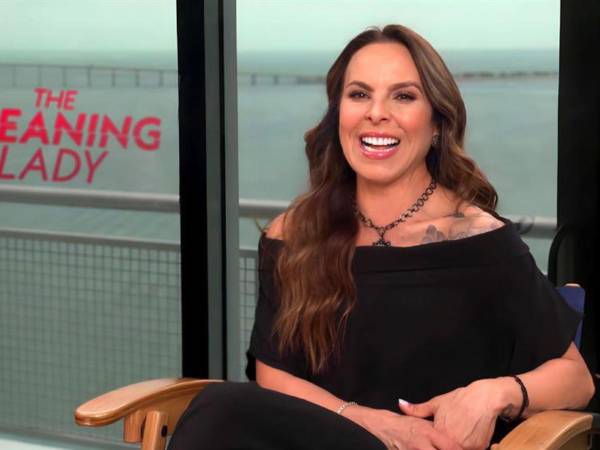 La actriz mexicana Kate del Castillo habla durante una entrevista con EFE en Miami, Florida (Estados Unidos).