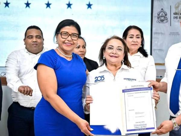La ministra de Educación, Arely Argueta, junto a las autoridades departamentales y gubernamentales, durante la entrega de títulos de propiedad a 182 centros educativos del país.