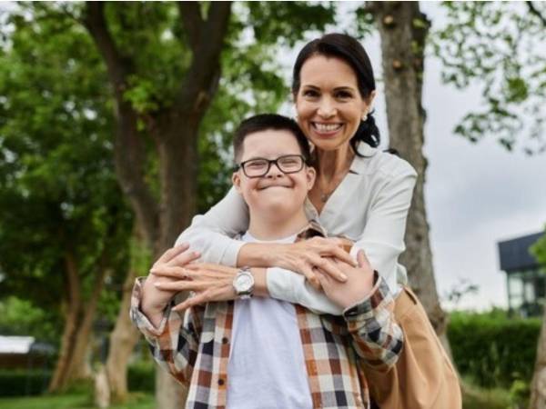 El síndrome de Down requiere un seguimiento médico integral desde los primeros años de vida. Enrique Villalobos, pediatra del Hospital Niño Jesús de Madrid, explica cuáles son las afecciones más frecuentes en estos niños y las principales medidas de prevención.