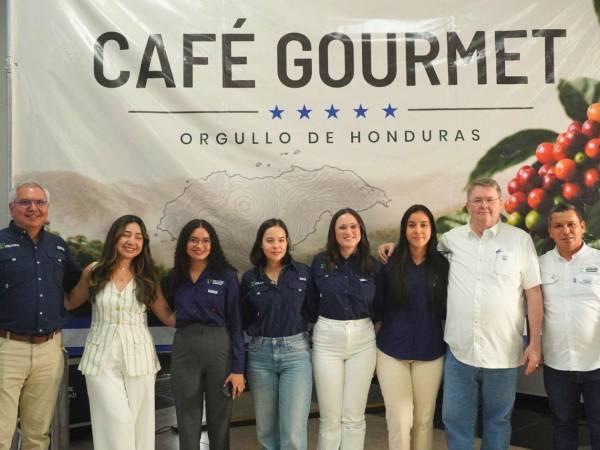 Equipo de Volcafé presente en los premios Café Gourmet 2026, evento que reconoce a los productores de café en Honduras.