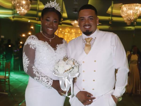 Jhosselyn Paola Martínez y José Alejandro Turcios, durante la recepción de su boda.