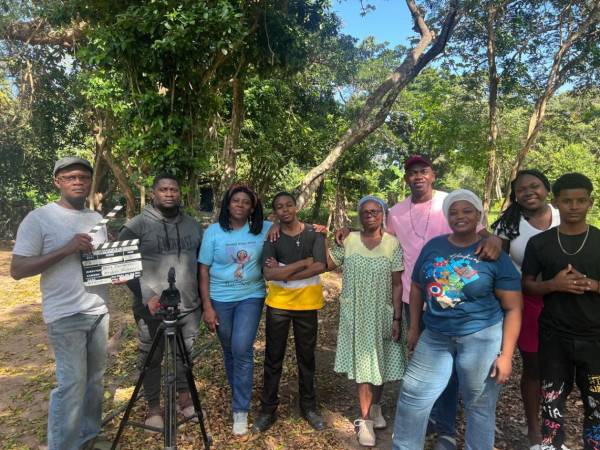 Nery Bernárdez (izquierda) mientras dirige a los actores y miembros del equipo de Wachari.