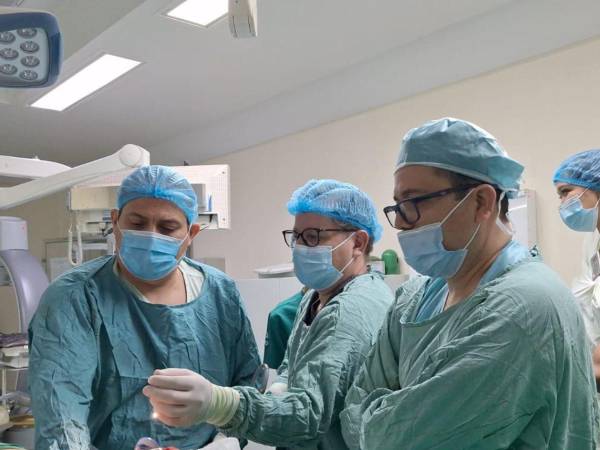 Médicos realizan el segundo trasplante renal mediante técnica de laparoscopía.