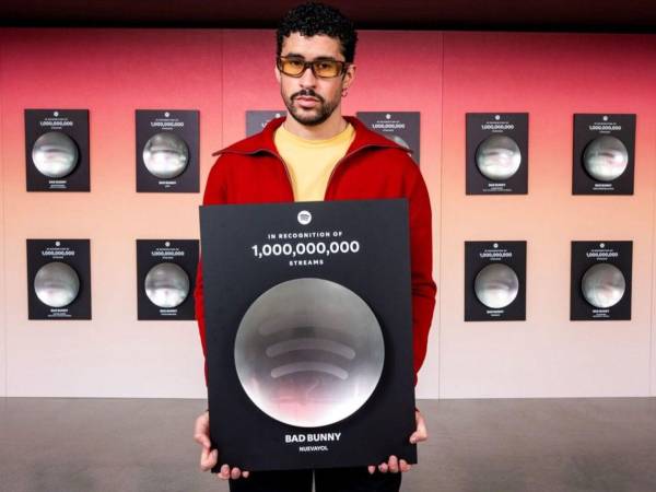 El puertorriqueño Bad Bunny vivió un momento histórico este sábado en Tokio: Spotify le entregó 29 placas correspondientes a sus canciones con más de 1 billón de reproducciones, un reconocimiento que celebró en medio de su primer concierto en Asia, como parte de la serie Spotify Billions Club Live.